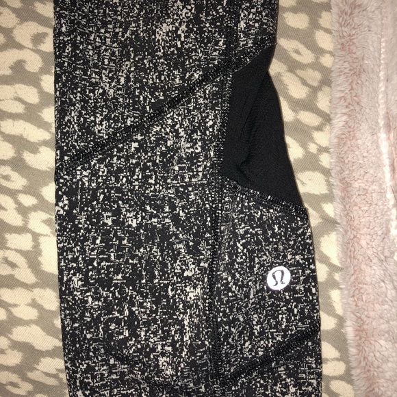 Lulu Lemon B&W Leggings - Picture 3 of 3